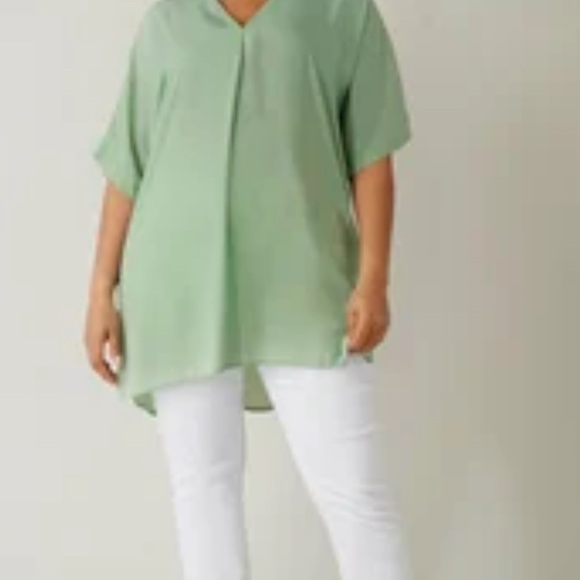 Penmans Tops - 26” ptp Women's sage Green V-Neck Top